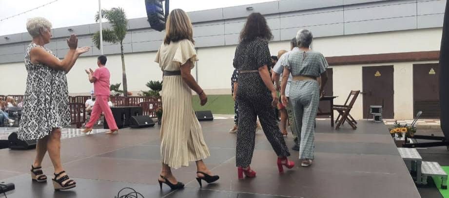 Desfile de moda sobre un escenario al aire libre