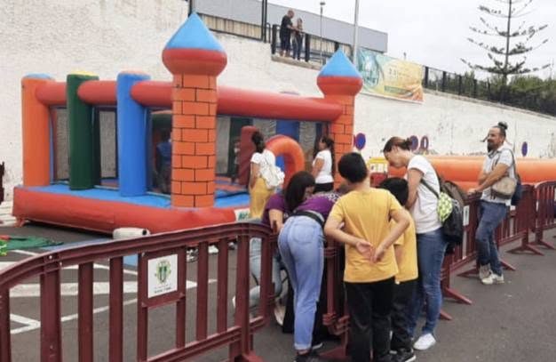 Familias junto a un castillo hinchable